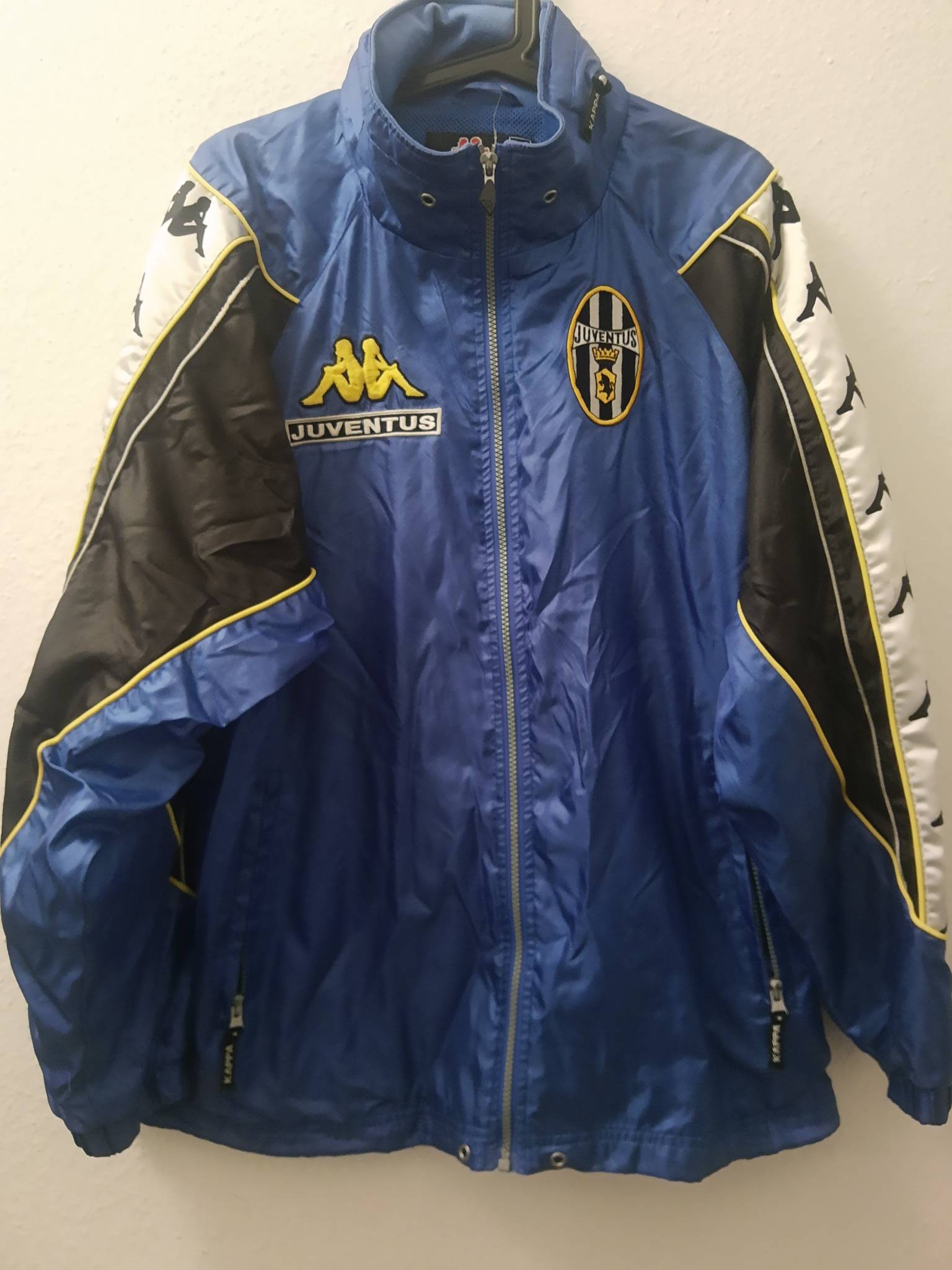 Kenny Legg on X Selling this absolutely amazing Juventus Kappa jacket. It s from the 1999 00 season and as worn by Carlo Ancelotti check out the last photo. Size M and in
