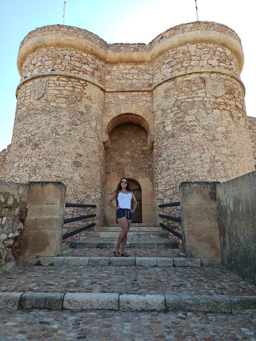 Aqu&iacute; estoy yo en el castillo 🏰 y Mi Caballero con armadura dura!!!!🐎 https://t.co/jpD0Ju1tWY