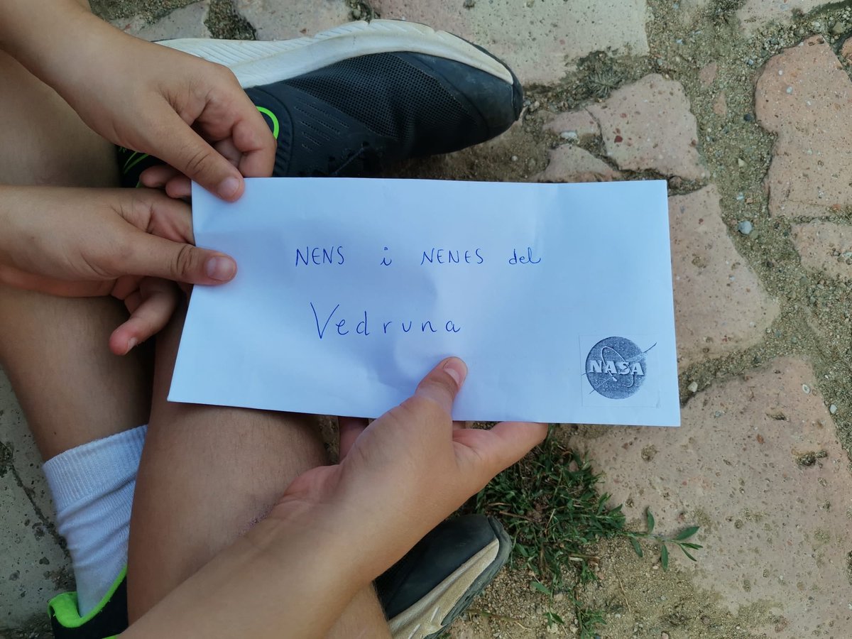 VedrunaGirona's tweet photo. Els de colònies de mitjans ja estem instal.lats i gaudint al màxim del primer dia d'aquesta gran aventura! Acabem el dia rebent una carta de la NASA on ens demana la nostra ajuda per aturar un meteorit que ha d'arribar al planeta Terra.
#decididament #lleurevedruna #vedrunagirona https://t.co/S1FZgBJmw8