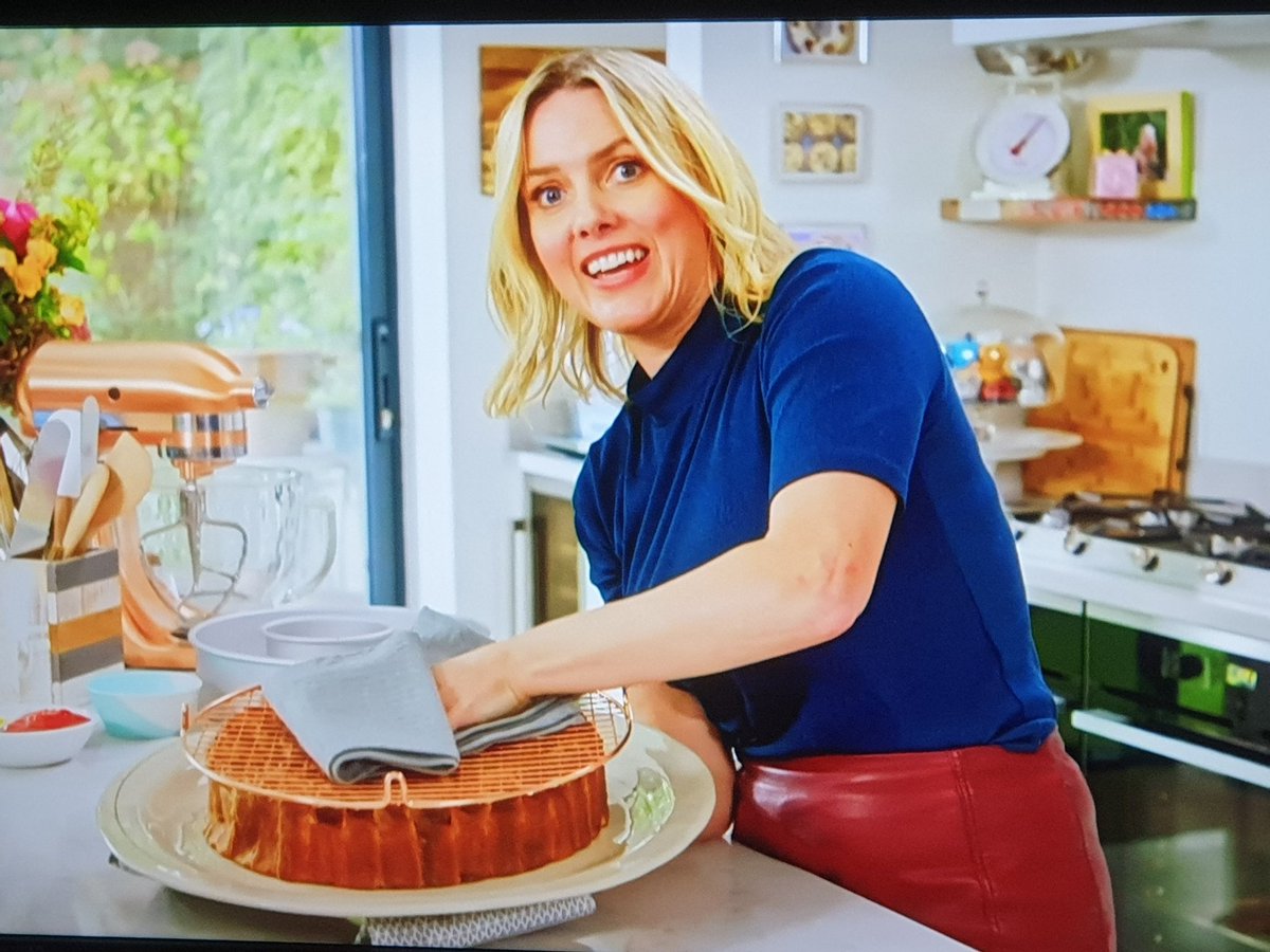 Kevenlaw's tweet photo. @DuncanDucky @surfwagen @JulietSear_ This was the one that #JulietSear made on Sunday 🤗😊🤗 Hers was also a lot bigger than mine 😊 #BeautifulBaking #Baking #Foodie https://t.co/PfdEEhjVfI