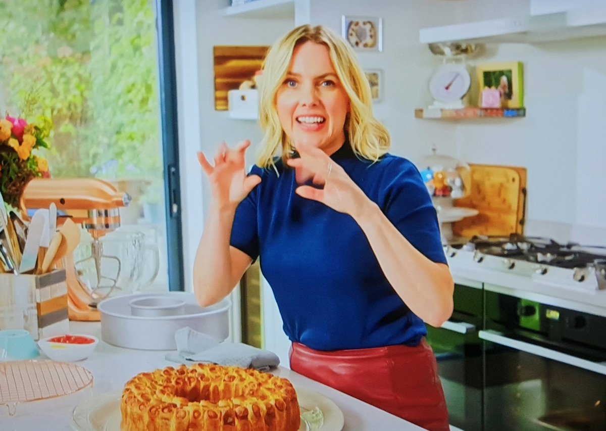Kevenlaw's tweet photo. @DuncanDucky @surfwagen @JulietSear_ This was the one that #JulietSear made on Sunday 🤗😊🤗 Hers was also a lot bigger than mine 😊 #BeautifulBaking #Baking #Foodie https://t.co/PfdEEhjVfI