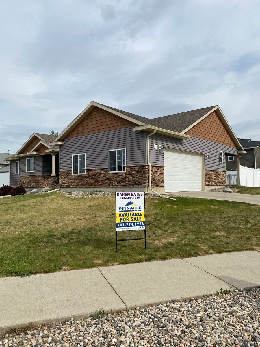 PinnacleReal's tweet photo. 📣This spacious ranch home is under contract!
#pinnaclewilliston #undercontract #willistonnd #realestate https://t.co/KKRvzxO6kS