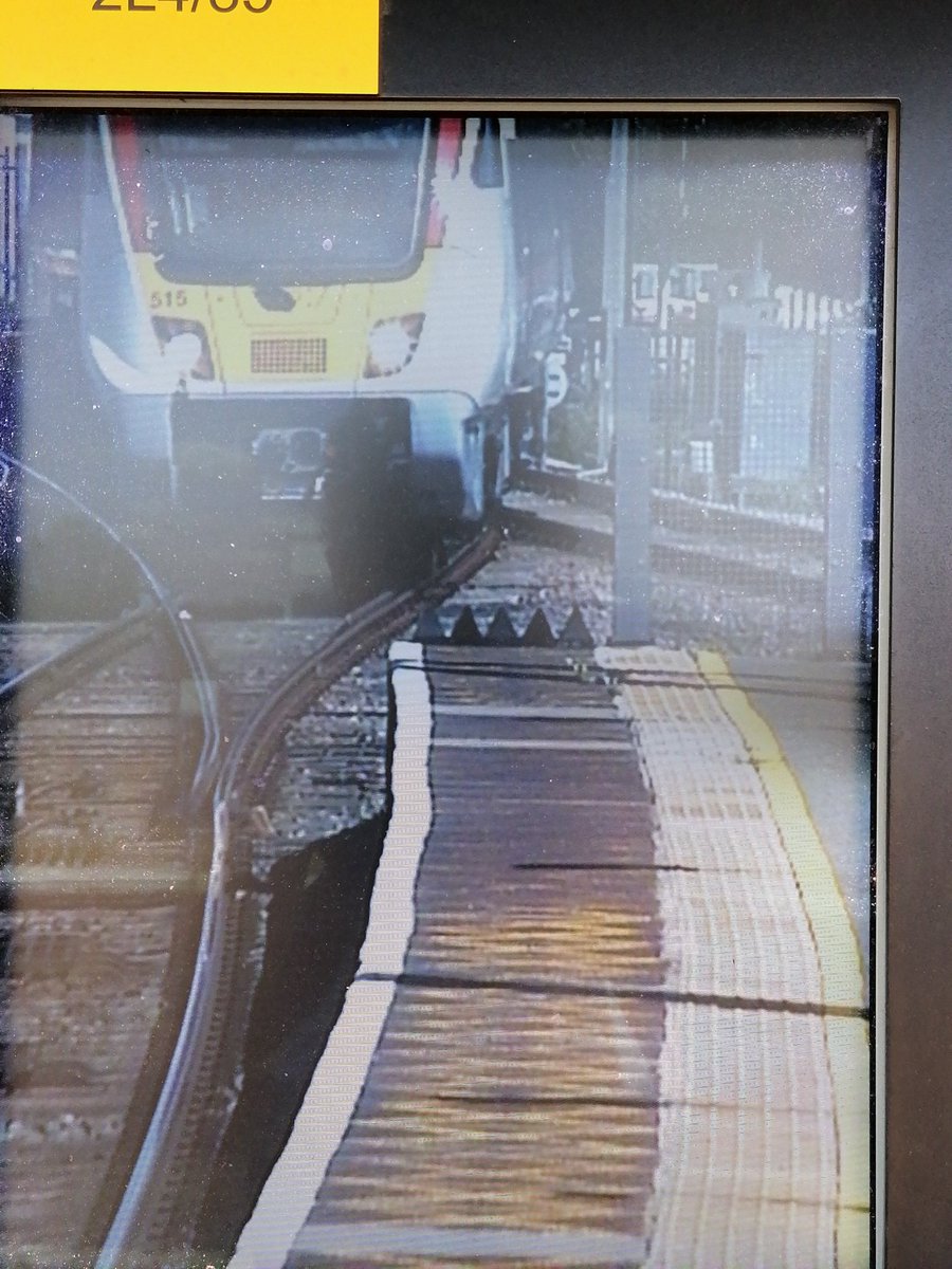 ThePinkMeowstic's tweet image. 720515 from the on platform CCTV Monitors at Manningtree #class720