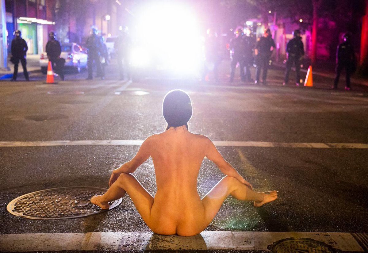 MrFarmahini's tweet photo. This is the most patriotic photo I’ve ever seen. Fuck Em. #PortlandProtest #NakedAthena #Gestapo https://t.co/A1p5sjWhoI