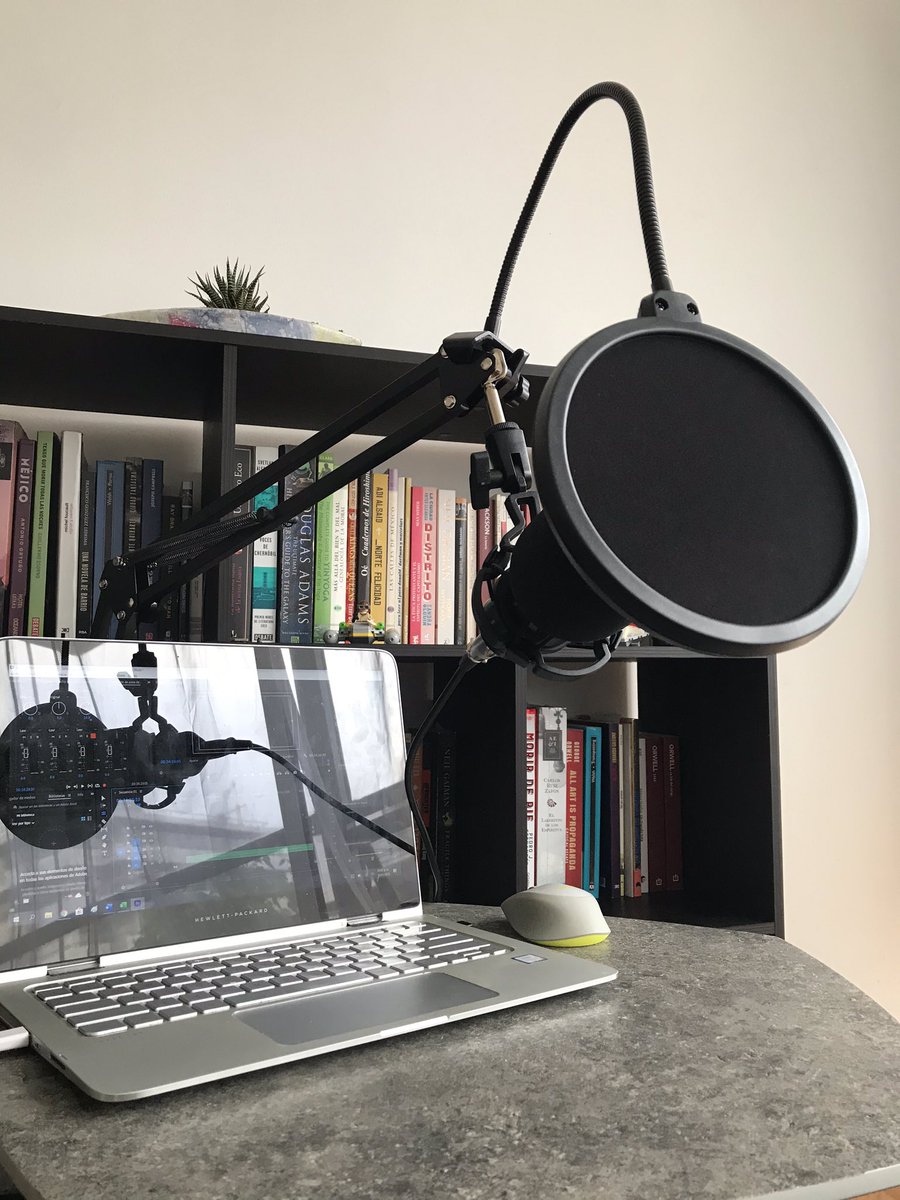Casual, improvisando un estudio de audio en mi librero...
