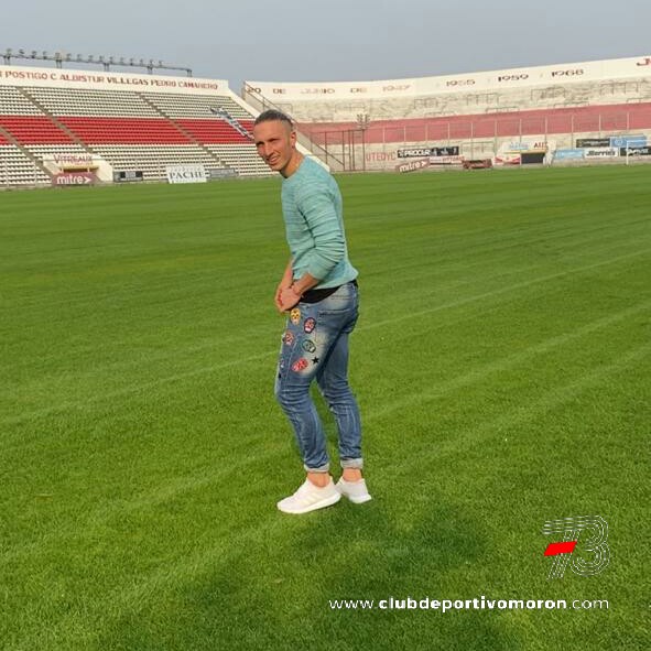 depmoronoficial's tweet photo. Luego de renovar su contrato con #Morón, @GissiKevin se dio el gusto de pisar la alfombra del Nuevo Francisco Urbano durante unos instantes 🏟❤

¡Sos la envidia de todos, Kevin! 😊

#VamosGallo 🐓 https://t.co/xdTdq4UV5O