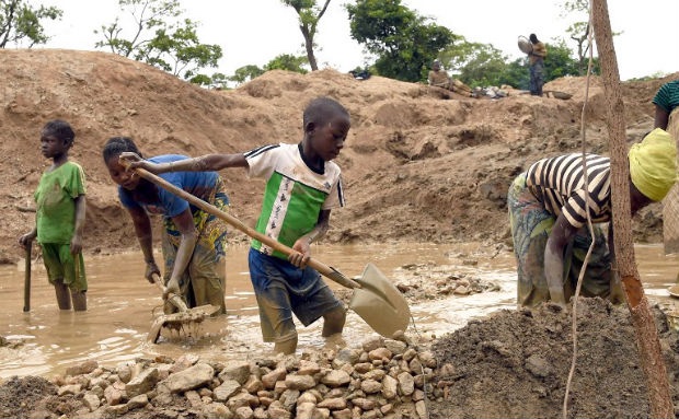 40 000 enfants travaillent toujours dans les mines pour les batteries des véhicules électriques.
