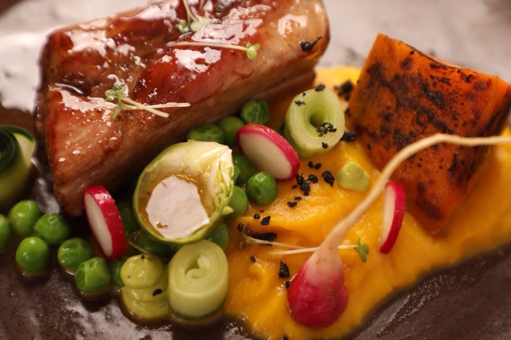 Chilegast's tweet photo. 🔸Parte 2 #receta para #preparar #encasa con @CarnesBilbao "#Costillar de #cerdo en salsa de miel al #cardamomo acompañado de crema de #zapallocamote asado" 🔸 @chefurrutia #estudiofotográfico @AnaBValenzuela con @ragmapu @la_especieria @InaWines #minivegetales #fotoalplato https://t.co/g3gGLNcHWQ