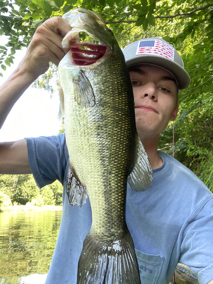 ColbysPlastics's tweet image. Who would have thought that I would have found something this size in a tiny creek! On the custom baits make sure to get you a order they work I promise 🤪