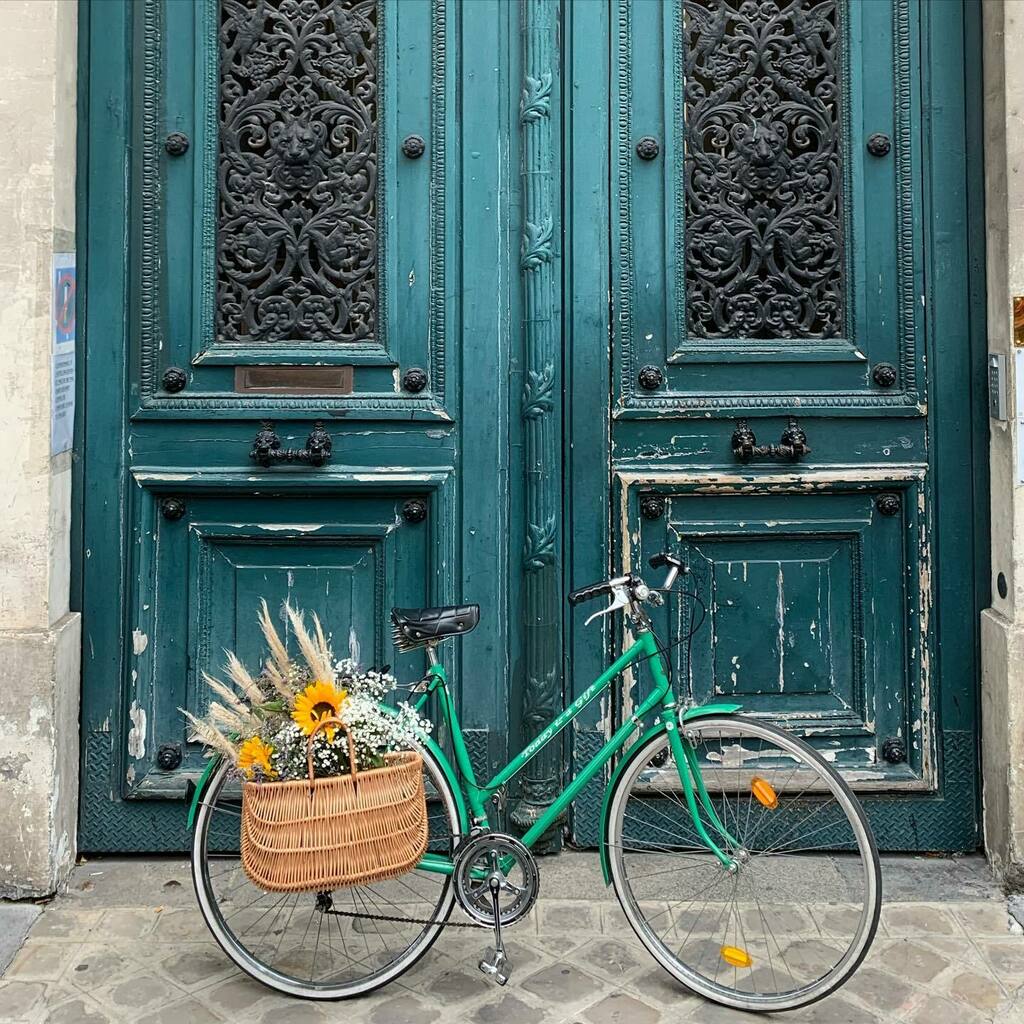 FallingOffBikes's tweet image. // Just a couple of hours left to participate in the flower giveaway. Look for the #fob_bicycle💚🚲 and the sunflower bouquet 🌻🌻 by @olivier_fleuriste a couple photos ago for all the details. Which door do you prefer? Green or blue? (Oh yeah, and intro… instagr.am/p/CC4IeaSggkU/