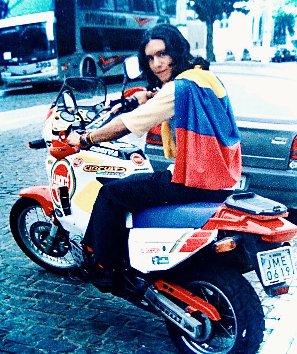 GrecoVolta's tweet photo. Hoy es la independencia de Colombia, el país en donde nací y al que espero visitar muy pronto 🤘🏻
Esta foto la tome en Brasil en el 2005 y aunque llevaba mi pelo de metalero, también llevaba mi banderita a todos lados.  
¡Viva Colombia!
#independenciadecolombia https://t.co/qaLNT6idd3