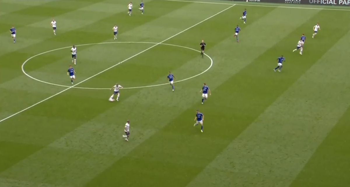 Firstly, this pass from Kane through to Son was amazing. But this image is a good example for showing our two units, the front four who lead the fast breaks and the defensive unit.