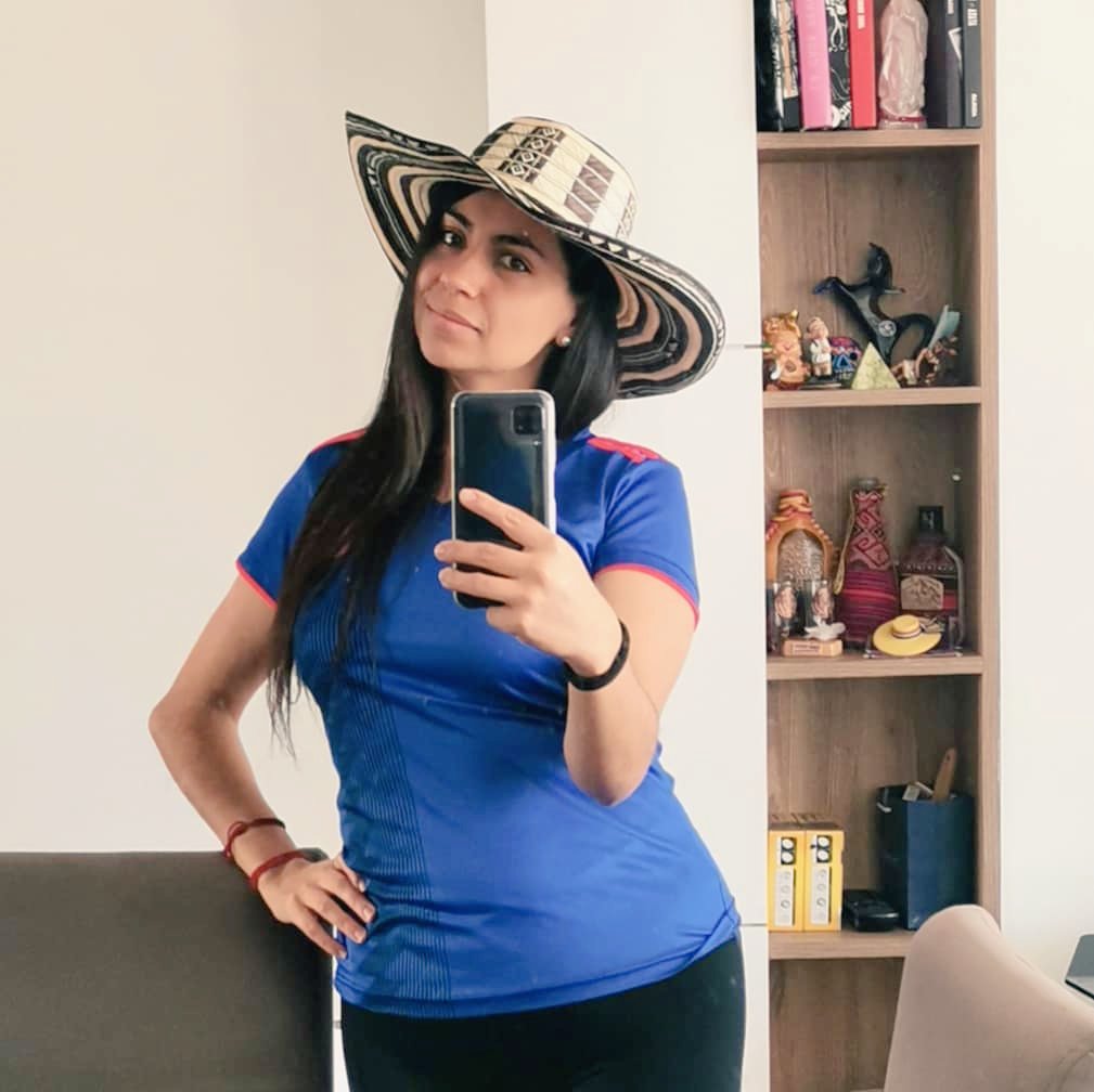 Caro_Garzon's tweet photo. Aunque no es fácil estar lejos de casa, en el corazón siempre llevamos nuestra bandera tricolor, #feliz20dejulio y que hoy se escuche ese grito de ¡Viva #Colombia! desde cualquier rincón del mundo 🇨🇴 https://t.co/g2clCbTprF