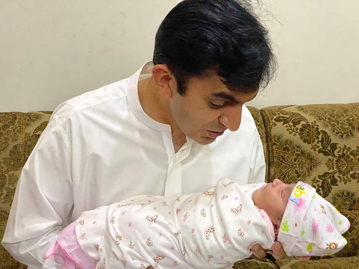 ZubairShahAgha1's tweet photo. برمیش۔ شہید بلوچ ماں کی وہ چار سال بہادر بیٹی جس نے ظالموں کے سامنے مزاحمت کر کے بلوچ قومی تحریک کو نئی مزاحمتی سمت دی۔ آج برمیش بلوچ کی جدوجہد کو سلام پیش کرنے کے لیے پی ٹی ایم کے رہنما محسن داوڑ نے اپنے نوزائیدہ بیٹی کا نام برمیش رکھا۔ برمیش داوڑ 
برمیش بلوچ  لال سلام https://t.co/QEQ94oZz4K