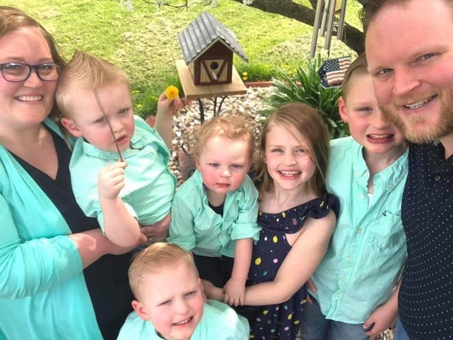 dead at 35Zachary Overy, father of 5, from  #Iowa died from  #COVID. He installed home security systems and took every measure to stay safe - wore  #PPE, used hand sanitizer, Clorox wipes and changed his clothes when getting home.  @IAGovernor  https://www.press-citizen.com/story/news/2020/07/10/remembering-iowa-covid-victims-zachary-overy-north-english-coronavirus/5406956002/