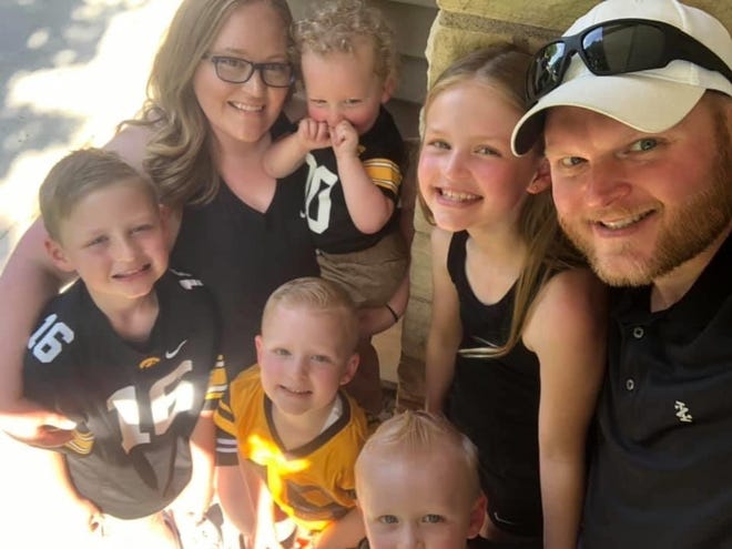 dead at 35Zachary Overy, father of 5, from  #Iowa died from  #COVID. He installed home security systems and took every measure to stay safe - wore  #PPE, used hand sanitizer, Clorox wipes and changed his clothes when getting home.  @IAGovernor  https://www.press-citizen.com/story/news/2020/07/10/remembering-iowa-covid-victims-zachary-overy-north-english-coronavirus/5406956002/