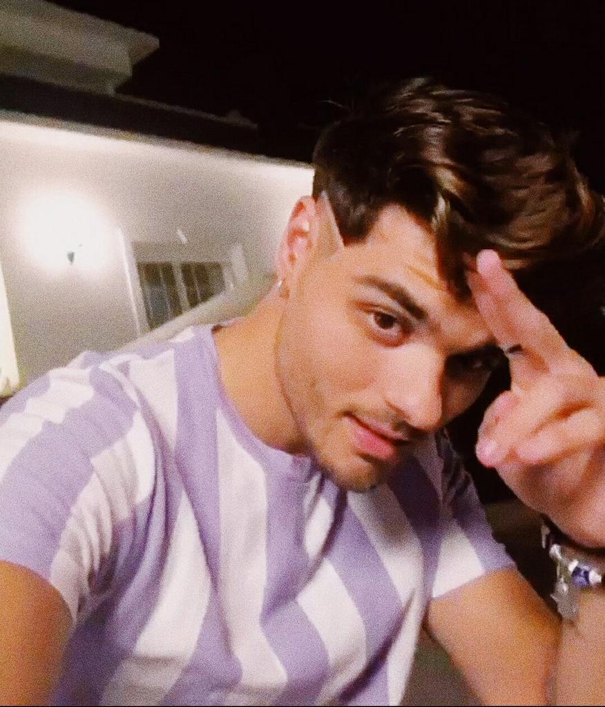 cocosetteamc's tweet photo. 💜 abraham mateo y el color morado 💜 a thread; https://t.co/LcFIw4OsJJ