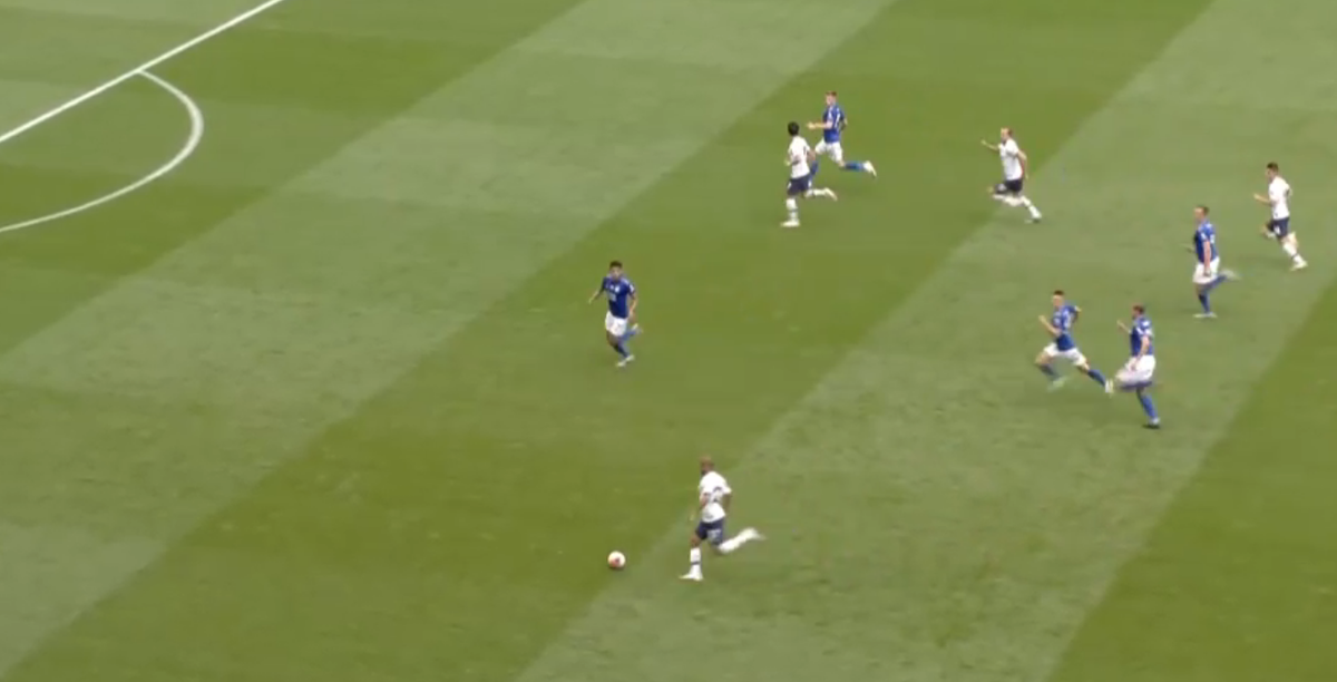 We were excellent on the counter and have the players to do so, although GLC needs to improve in this aspect, I'll talk about him later. This is the counter for the 2nd goal and is a perfect coaching example of making runs on the counter and not just running in straight lines