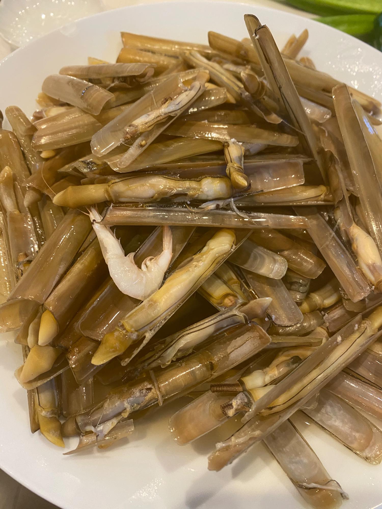 出張料理人 みつ マテ貝は素材の味が優しく淡いのでシンプルに酒蒸しが一番うまい 隠し味で薄口たらして香り付け これは無限ビール確定です 朝だけど 潮干狩り マテ貝 T Co X1mi51fngb Twitter