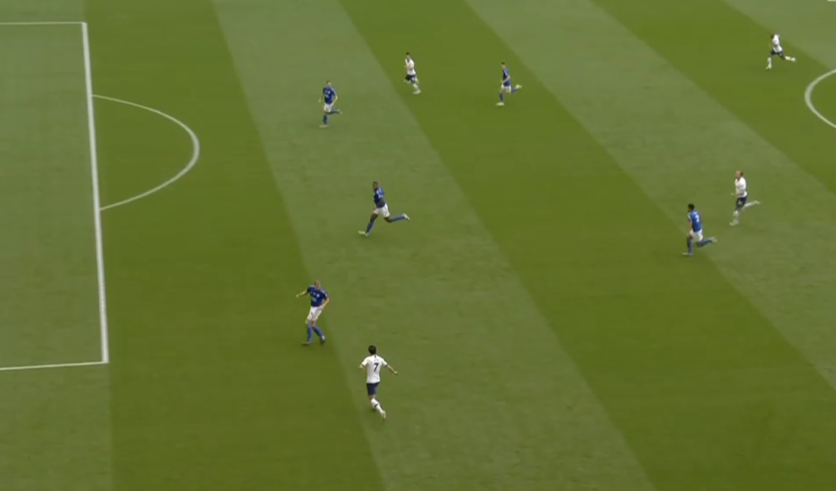 Here was an earlier counter where Kane was behind play but sprinting to get there, Lucas was less so despite starting in the same place. This is an example of where GLC needs to do more and where you'd expect Dele to excel and probably end up at the back post to a central run