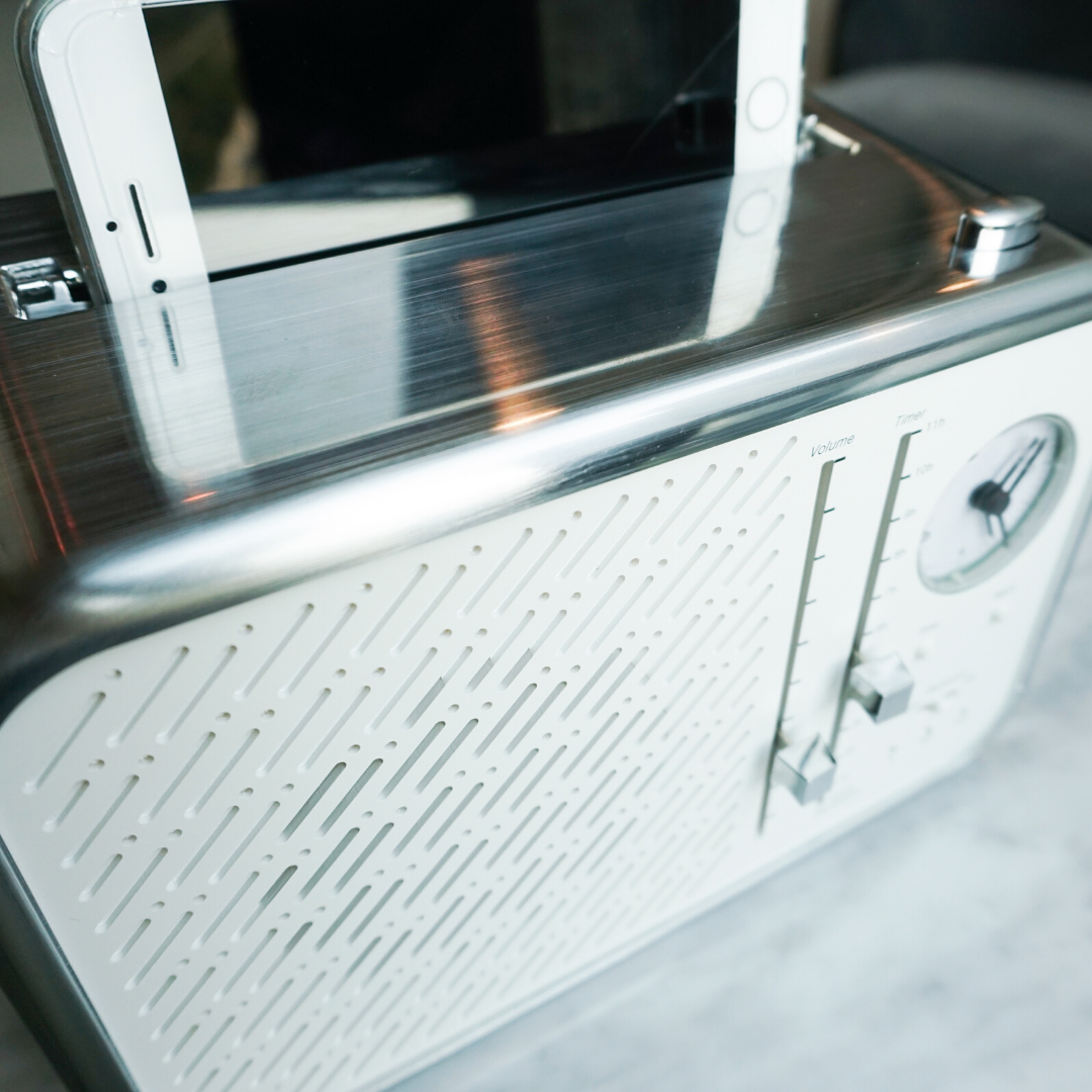 phone_toaster's tweet photo. Wireless charging for your phone in a toaster? Sign me up! #phonetoaster https://t.co/AGjQoHSSku #kickstarter #tech https://t.co/WgGmS645ys
