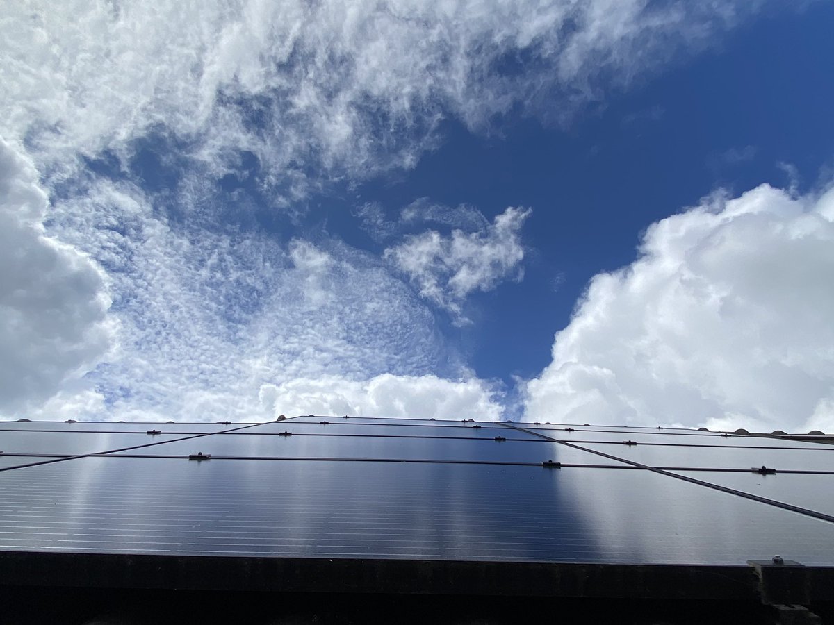 VeniVendi's tweet photo. De allerleukste foto’s zijn diegene, waar je even naar moet kijken. In totaal zijn dit 18 vers gepoetste zonnepanelen, genoeg om zelfvoorzienend te zijn. Het huis eronder komt te koop en die heeft nog meer verrassingen. Keep you posted
#huistekoop #thuiswerken #zonnepanelen https://t.co/MfRCFrmsCd