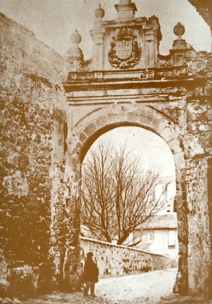segoviaguias's tweet photo. La desaparecida puerta d San Juan daba acceso al casco histórico d Segovia. Se derribó en 1888 con el objetivo de ensanchar la calle. Adosada a la Casa d las Cadenas, (maravilloso palacio) llamada así porque sus moradores eran los responsables d cerrar la puerta con cadenas. https://t.co/5yh7mvIibl