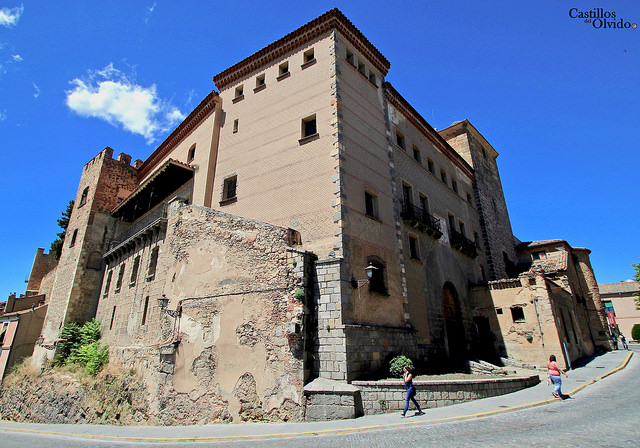 segoviaguias's tweet photo. La desaparecida puerta d San Juan daba acceso al casco histórico d Segovia. Se derribó en 1888 con el objetivo de ensanchar la calle. Adosada a la Casa d las Cadenas, (maravilloso palacio) llamada así porque sus moradores eran los responsables d cerrar la puerta con cadenas. https://t.co/5yh7mvIibl