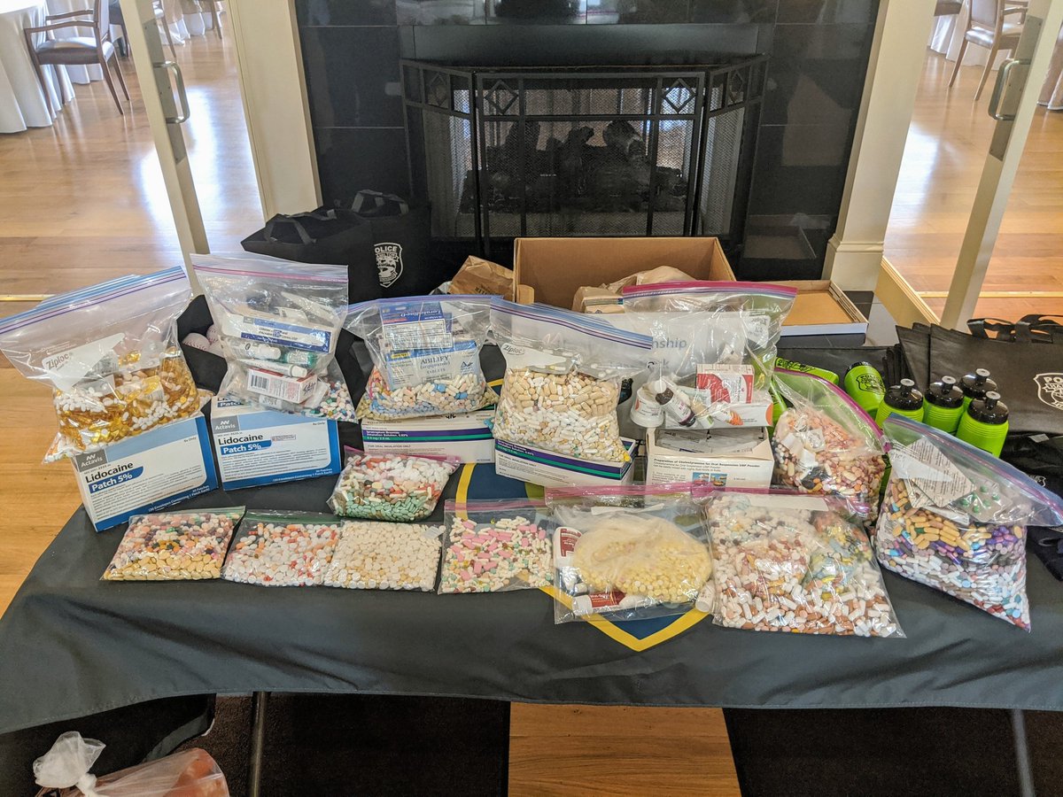 SgtChrisWall's tweet photo. Another successful #drugtakeback event in Heritage of Miami Bluffs today. We collected more unused medication than last year! Big thanks to Joanne Janzaruk for setting the event up again. Mr. Dowden kept us company too. #CommunityPolicing #police #HTPD #ThinBlueLine https://t.co/089tk9eMCa