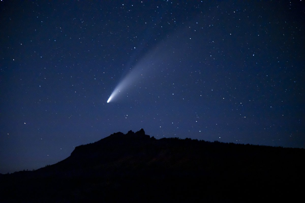 Northstar_CA's tweet photo. The mountains and the stars are why we love to call this place home. #CometNeowise 📷 : @chillinwithcolin 07/15/20 https://t.co/iMTfDAvB1B