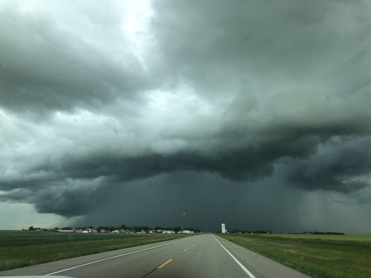 melanie_m37's tweet photo. Driving into this eek! #skstorms #summerstorms prairie storm https://t.co/drlSEaCZlI