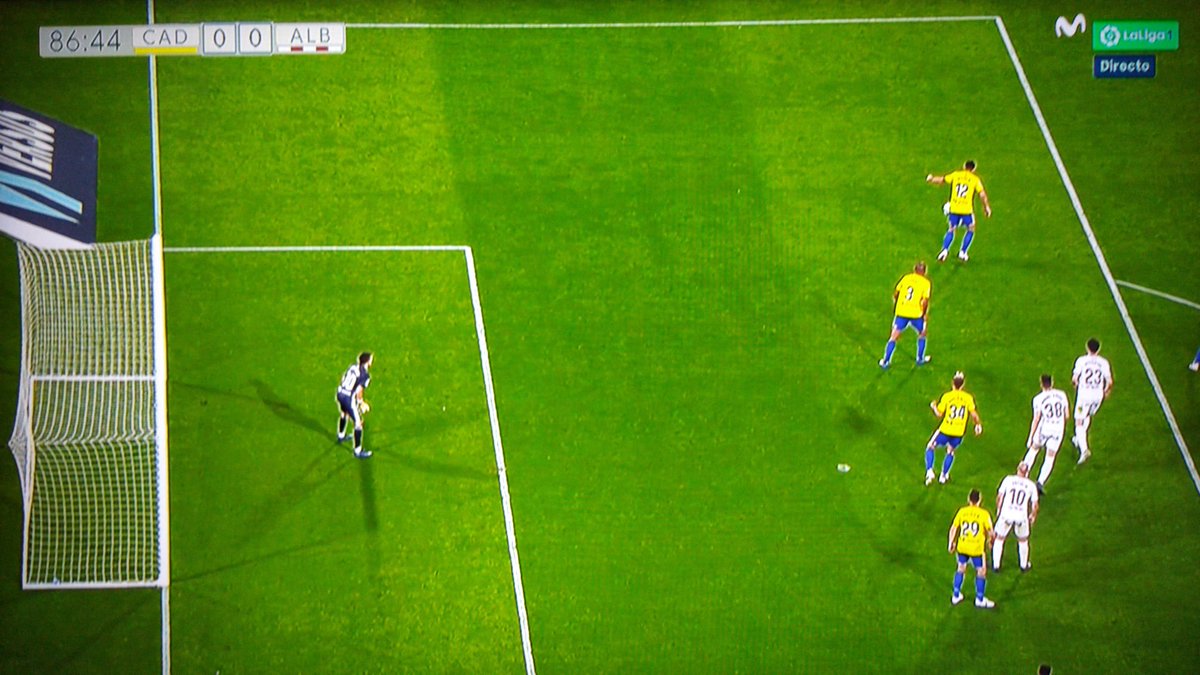 ArchivoVAR's tweet photo. 📺 Vicandi Garrido salvó al Albacete con un penalti sobre la bocina.

Bodiger controla el balón con el muslo y tras ello golpea en su brazo. El VAR mandó al árbitro al monitor, que pese a ello, mantuvo su decisión.

Según el reglamento, está acción no se considera infracción. ❌ https://t.co/NC2FiWiu0P