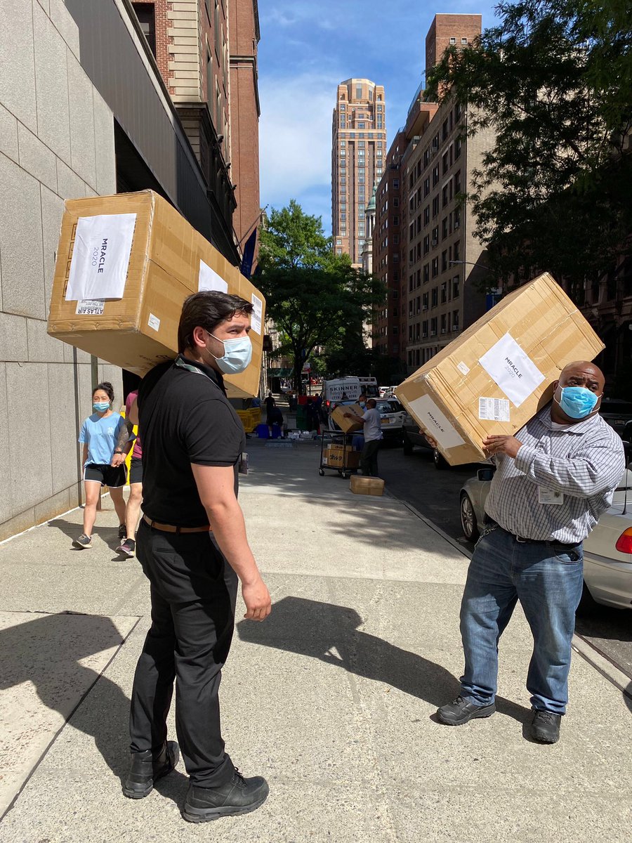 mracle2020org's tweet photo. Our donors and partners are helping us do great things! Masks protect not just the lives of healthcare workers and patients, but the general public as well. Our team @mracle2020org facilated a donation of 2,000 KN95 masks to Lenox Hill Hospital 🏥 🙏🏻 😷 https://t.co/D1dy5pATcj