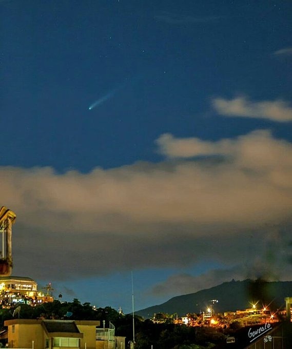 247DigitalWeb's tweet photo. #20Jul | El cometa Neowise capturado ayer desde Caracas, Venezuela 🇻🇪. Luego de la puesta de Sol y mirando hacia el noroeste.

📸 Gonzalo Graner Katary
🗞️ @Meteovargas

Vía @eldiario https://t.co/lWNKywii90