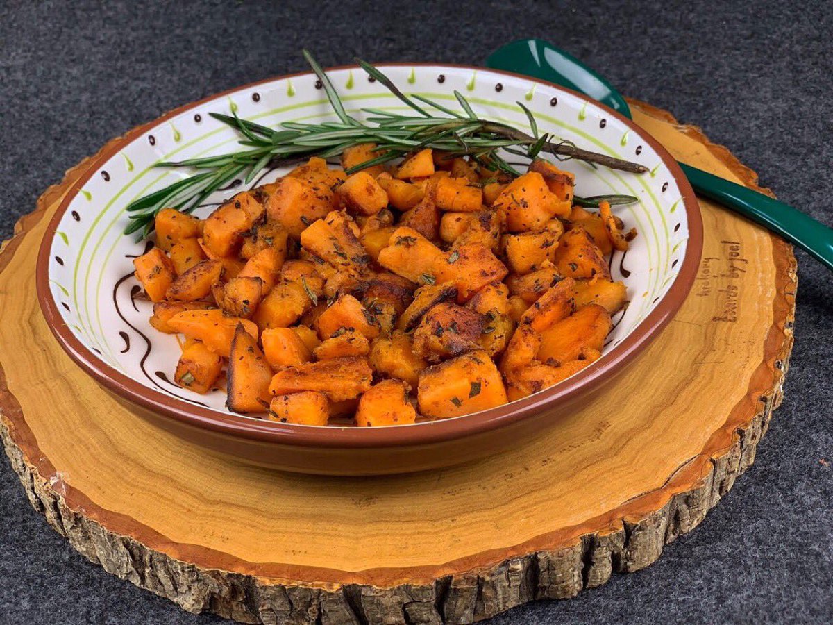 GGoodtaste's tweet photo. Rosemary #SweetPotato Crisps are the cousin of FrenchFries https://t.co/H2j1VcQFJT… #recipes #HealthyFood #HealthyEating #veganfoodshare #veganrecipes  #VeggiesRule #MeatlessMonday https://t.co/g8XM3o3Jm8