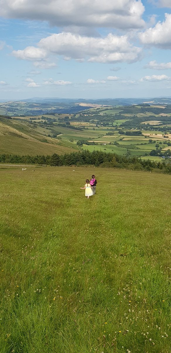 LauraGaribbo's tweet photo. 3 days, 3 hill walks. So lucky to have this on my doorstep😍#herefordshire #hergestridge #newradnor #whimble #greatoutdoors https://t.co/X5ZB59zfr5