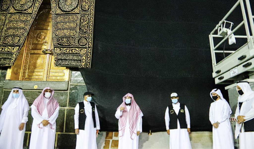 drsudais's tweet photo. معالي الشيخ د.عبدالرحمن السديس يتابع الاستعدادات لرفع ثوب الكعبة المشرفة. https://t.co/nv9iEOWYSp