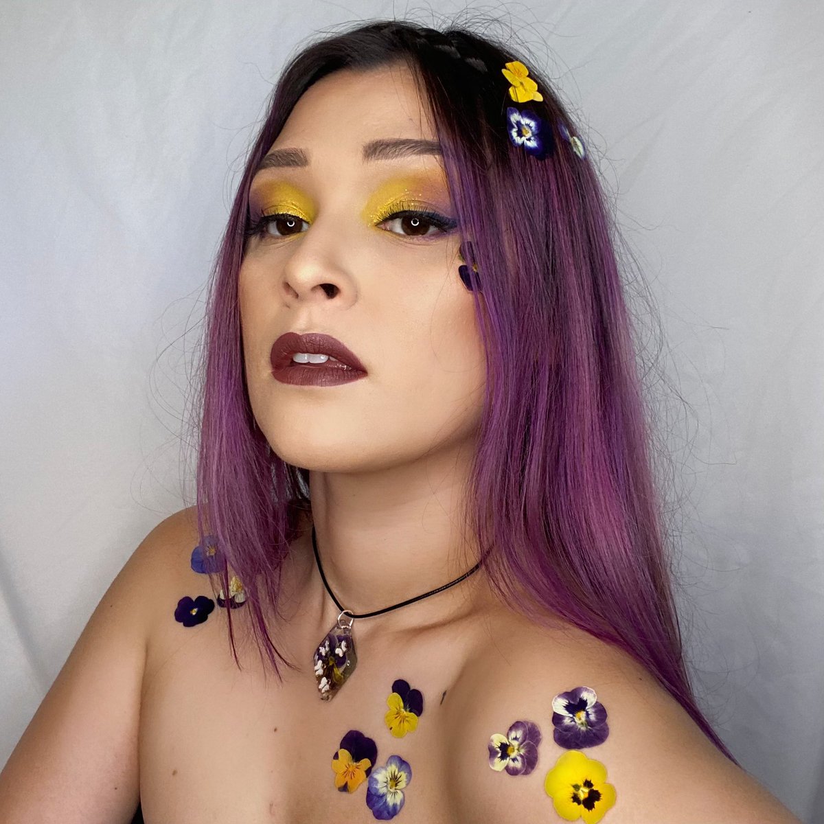 pinkbuniistudio's tweet photo. Took me foreverrrrr to find the time to do this but finally did my make up look inspired by my necklace from @StellStarCo 💜💜💜 https://t.co/xE553lvOjS