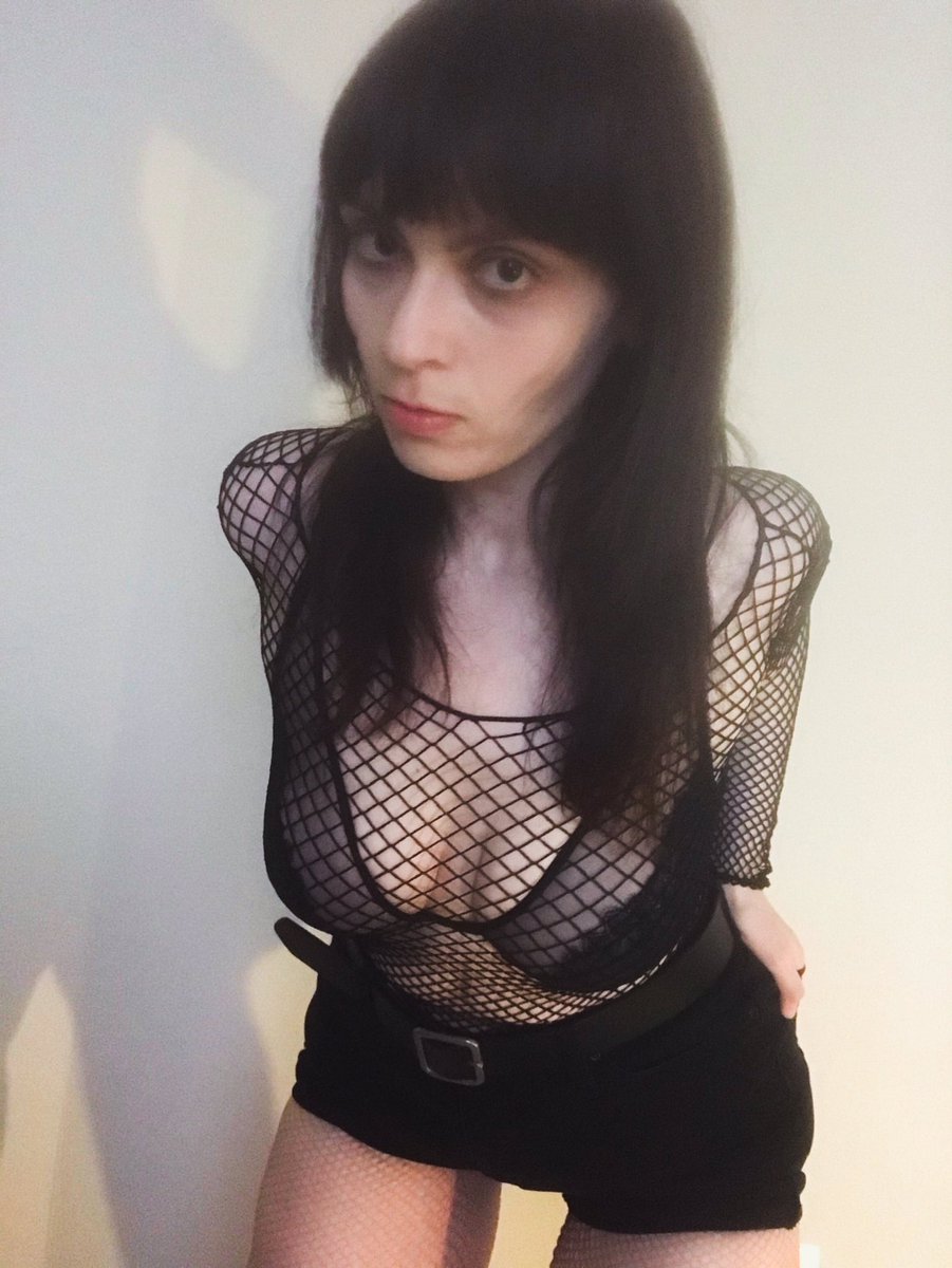 nicosoldano1's tweet photo. Okay but I feel like I pull off #fishnet way better now than I did as an awkward teenager 😂

#onlyfansbabe #gothicc #alternativegirl #hosiery #stockings #tights #linkinbio https://t.co/HN897TxpPu