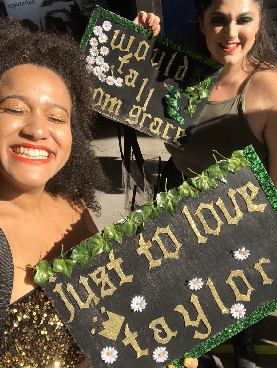 swiftcone's tweet photo. Happy 2nd birthday #reptourMetlife 🥺🐍🖤 Can we celebrate by going back to this moment? I can’t believe this was the birth of some of the best friendships I’ve ever had. Thank you @taylorswift13 🖤 Counting down the days until we can dance &amp; cry forever &amp; ever like this again✨ https://t.co/gYkpCHrMkp