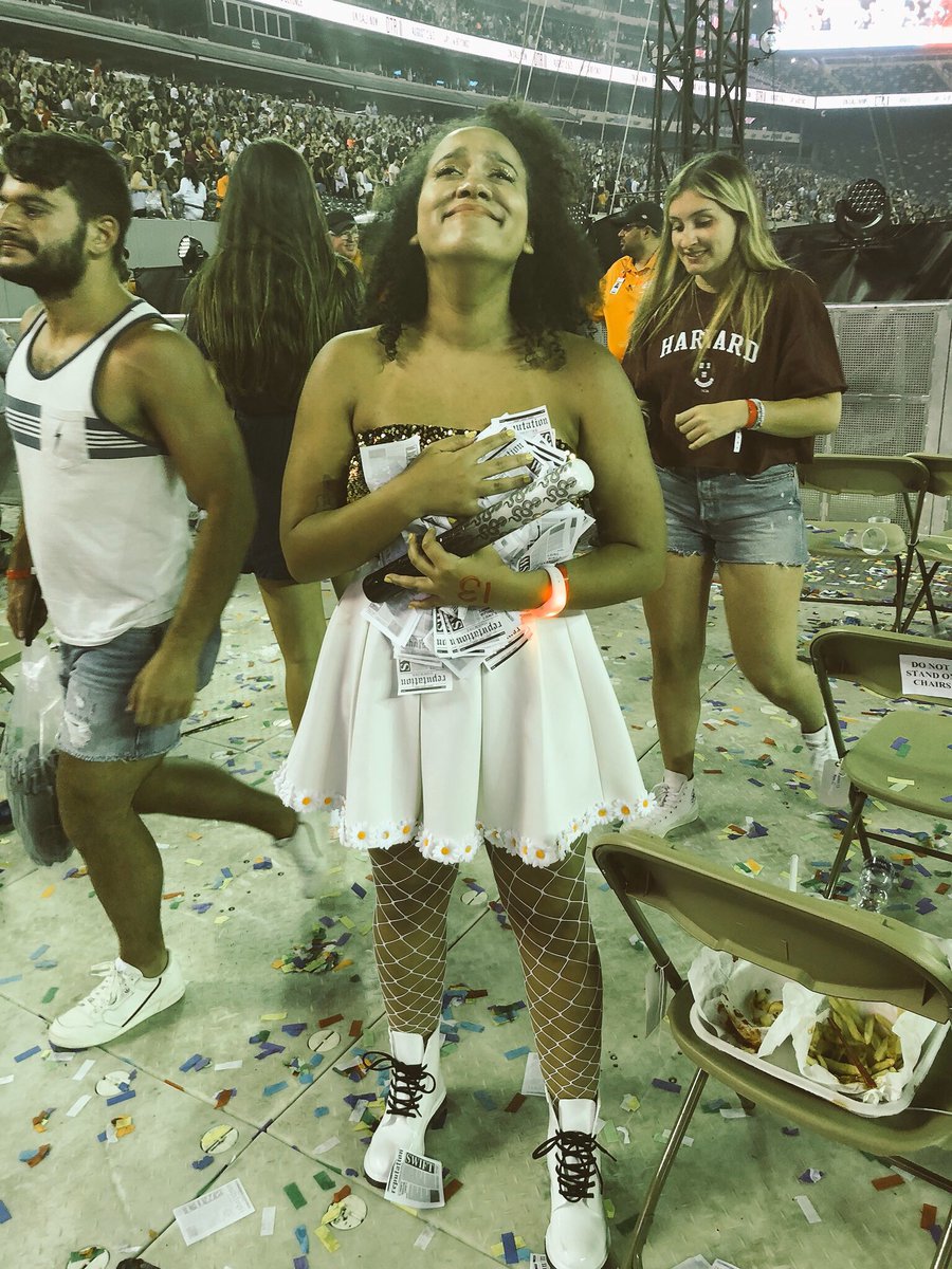 swiftcone's tweet photo. Happy 2nd birthday #reptourMetlife 🥺🐍🖤 Can we celebrate by going back to this moment? I can’t believe this was the birth of some of the best friendships I’ve ever had. Thank you @taylorswift13 🖤 Counting down the days until we can dance &amp; cry forever &amp; ever like this again✨ https://t.co/gYkpCHrMkp