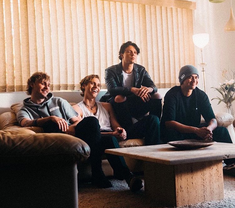 jrvaak's tweet photo. #MTVHottest 5 seconds of summer https://t.co/yRXNbwyHQq