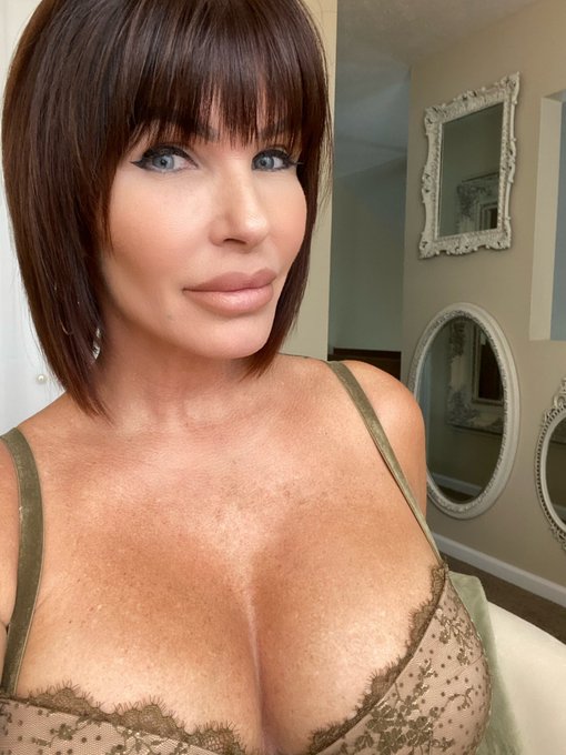 On @realstreamate NOW-6pm Come say HI 👋🏼 https://t.co/n32RbTFFss<a class="tags" href="/tag/realstreamate">@realstreamate</a><a href="/tag/bethelight"class="tags"><span>#bethelight</span></a>