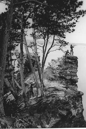 MichiganHist's tweet photo. Miner's Castle rock formation at Pictured Rocks in 1870 vs a photo I took over the weekend
(1870 photo via Superior View Gallery)
https://t.co/9VetyM8pET
#PicturedRocks #AlgerCounty https://t.co/mn9l8I8PRt
