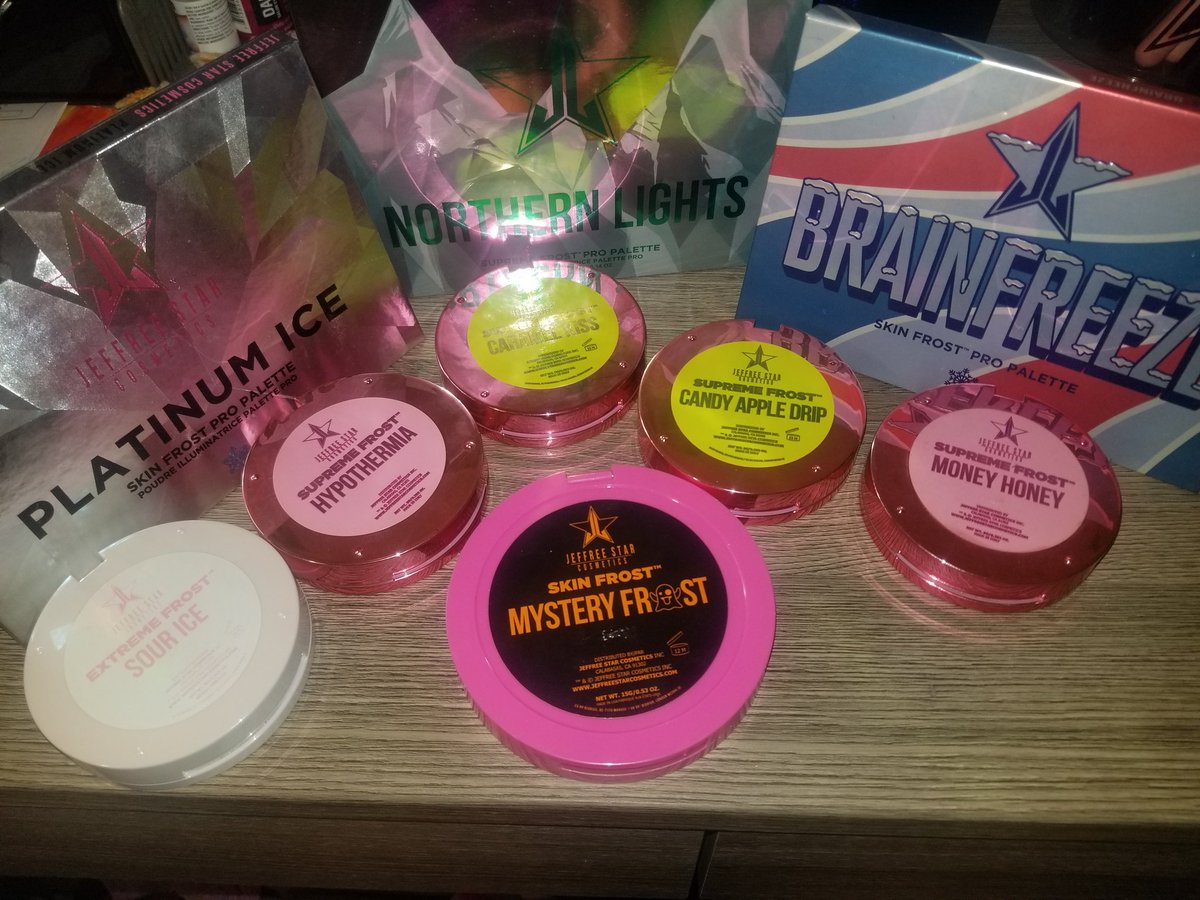 WickedlyDivin3's tweet photo. @JeffreeStar highlight obsessed!
Best highlighters EVER!
#JeffreeStarCosmetics #jeffreestar #extremefrost #supremefrost #skinfrost #platinumice #northernlights #brainfreeze #mysteryhighlight #hypothermia #moneyhoney #sourice #candyappledrip #caramelkiss https://t.co/Yk2NqF0IKZ