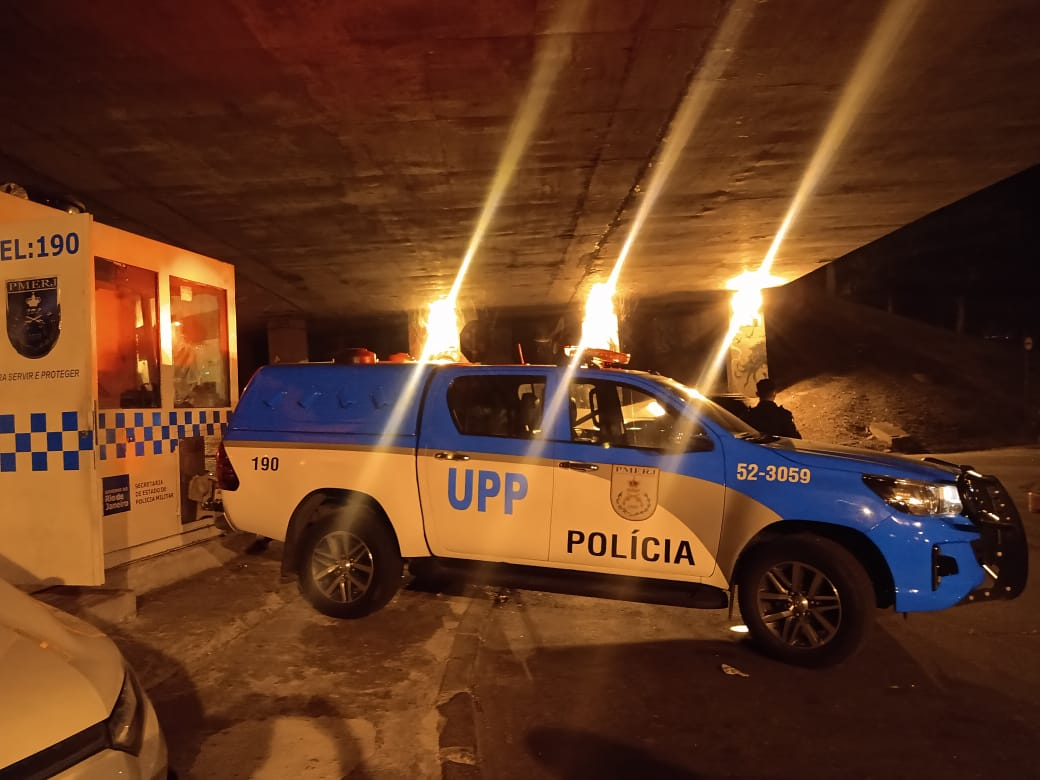 PMERJ's tweet photo. Boa noite, Rio de Janeiro!! 

Saiba que nossos policiais militares estão nas ruas, nos pontos estratégicos das cidades. Precisando de algum auxílio, não deixe de acionar uma de nossas equipes. Nossa missão é #ServireProteger. Conte sempre conosco!!

#PMERJ #PoliciamentoNasRuas https://t.co/7aVrbZKqNc