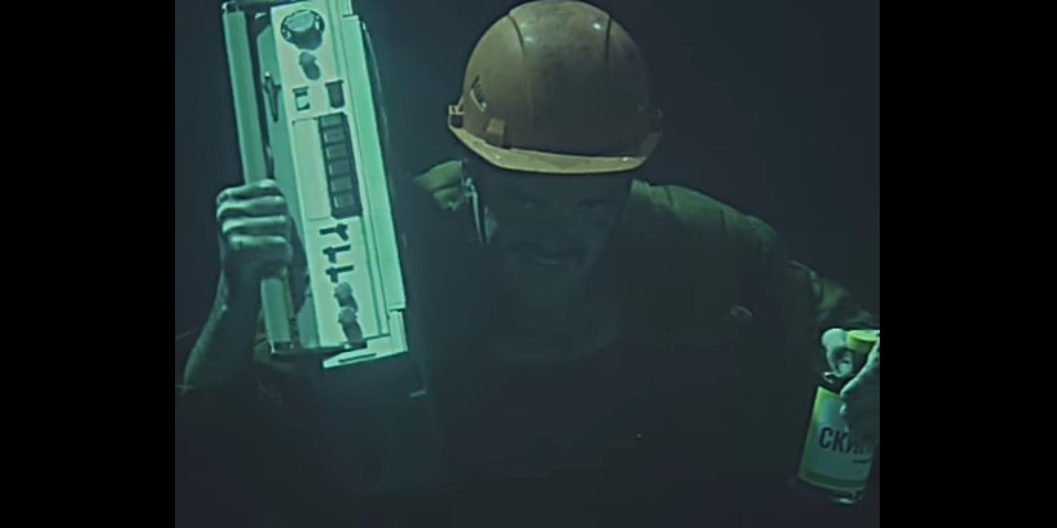 KringeOf's tweet photo. Подростки с колонкой 2020 года:

💥💥💥      VS     💥💥💥

Подростки с колонкой 1986 года:
(Победитель ясен уже до начала битвы, но мы это опустим)
#внутрилапенко https://t.co/sqiZiUBY0Z