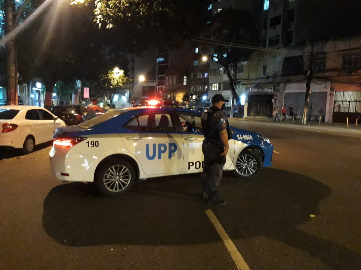PMERJ's tweet photo. Boa noite, Rio de Janeiro!! 

Saiba que nossos policiais militares estão nas ruas, nos pontos estratégicos das cidades. Precisando de algum auxílio, não deixe de acionar uma de nossas equipes. Nossa missão é #ServireProteger. Conte sempre conosco!!

#PMERJ #PoliciamentoNasRuas https://t.co/7aVrbZKqNc