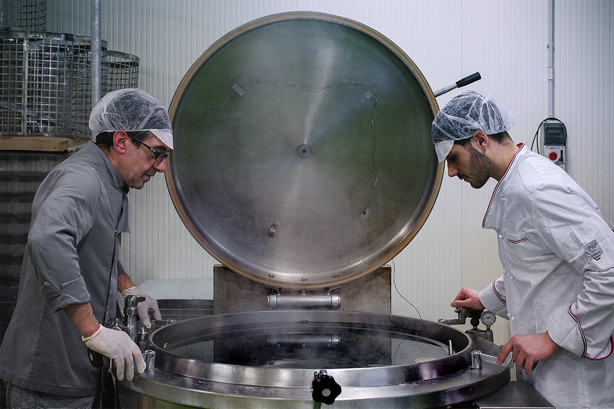 Il lavoro della fantastica squadra Buongustaio Piemonte, Alessandro e Sergio, in produzione per un nuovo sugo in vendita su #amazon @buongustaio_piemonte #madeinitaly #pesto #sugodicinghiale #cacio&amp;pepe #ragùdicarne #amazon #gourmet