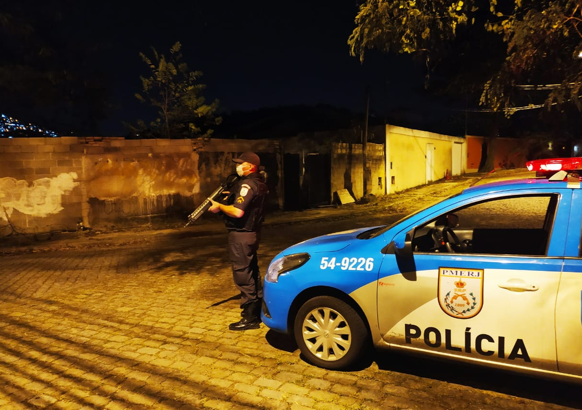 PMERJ's tweet photo. Boa noite, Rio de Janeiro!! 

Saiba que nossos policiais militares estão nas ruas, nos pontos estratégicos das cidades. Precisando de algum auxílio, não deixe de acionar uma de nossas equipes. Nossa missão é #ServireProteger. Conte sempre conosco!!

#PMERJ #PoliciamentoNasRuas https://t.co/7aVrbZKqNc